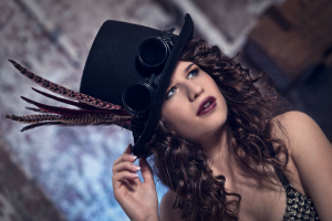 Frau mit Zylinder, Federn und Brille